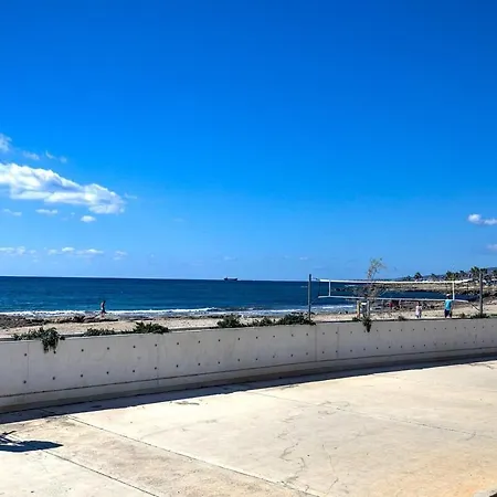 Orange Tree Studio, Just Steps From The Sea דירה *